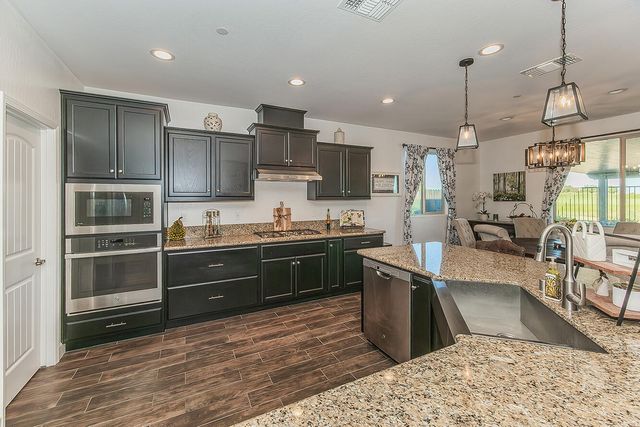 400 Ridge Creek Estates Way, Dinuba, CA 93618