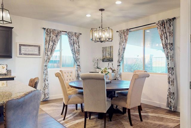 400 Ridge Creek Estates Way, Dinuba, CA 93618