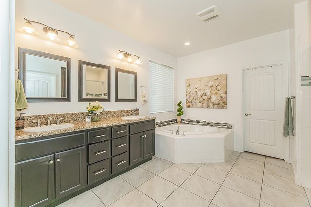 400 Ridge Creek Estates Way, Dinuba, CA 93618