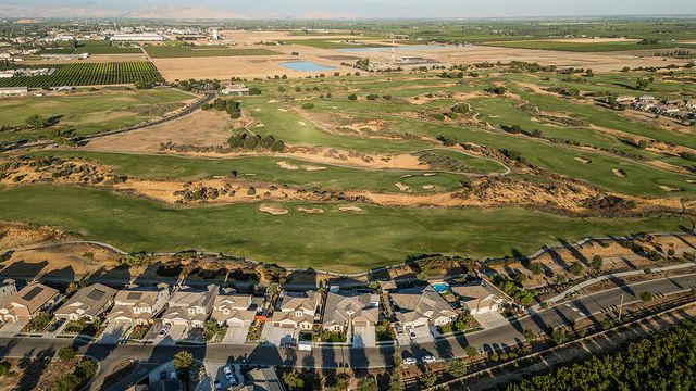 400 Ridge Creek Estates Way, Dinuba, CA 93618