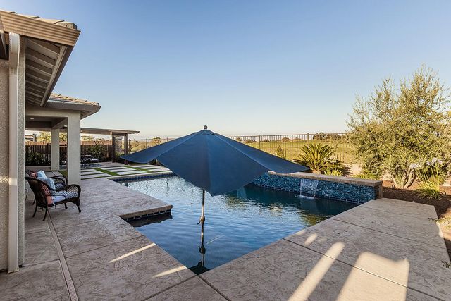 400 Ridge Creek Estates Way, Dinuba, CA 93618