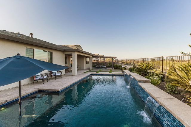 400 Ridge Creek Estates Way, Dinuba, CA 93618