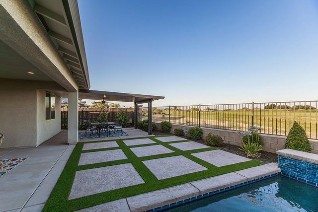 400 Ridge Creek Estates Way, Dinuba, CA 93618