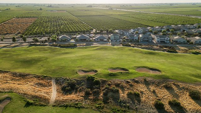 400 Ridge Creek Estates Way, Dinuba, CA 93618