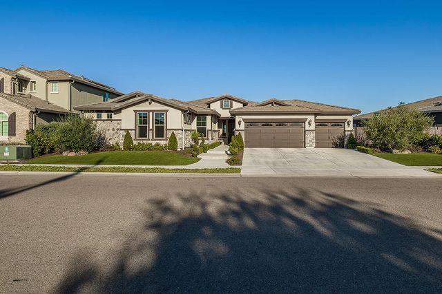 400 Ridge Creek Estates Way, Dinuba, CA 93618