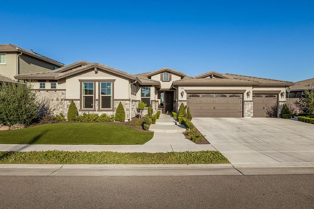 400 Ridge Creek Estates Way, Dinuba, CA 93618