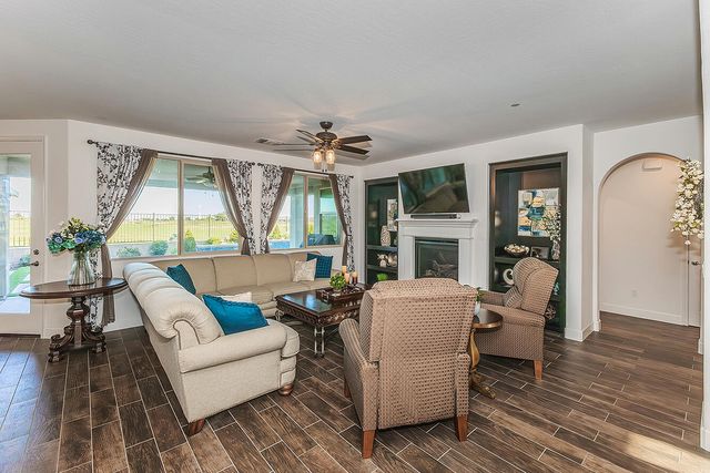 400 Ridge Creek Estates Way, Dinuba, CA 93618