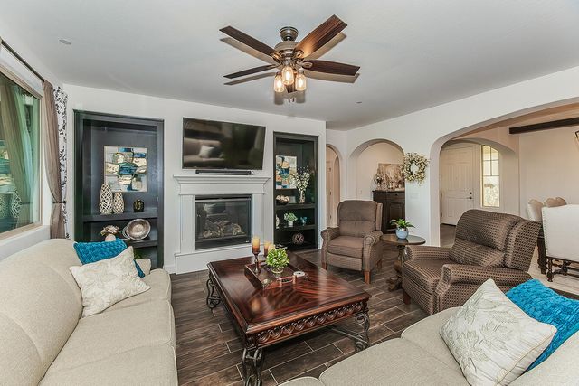 400 Ridge Creek Estates Way, Dinuba, CA 93618