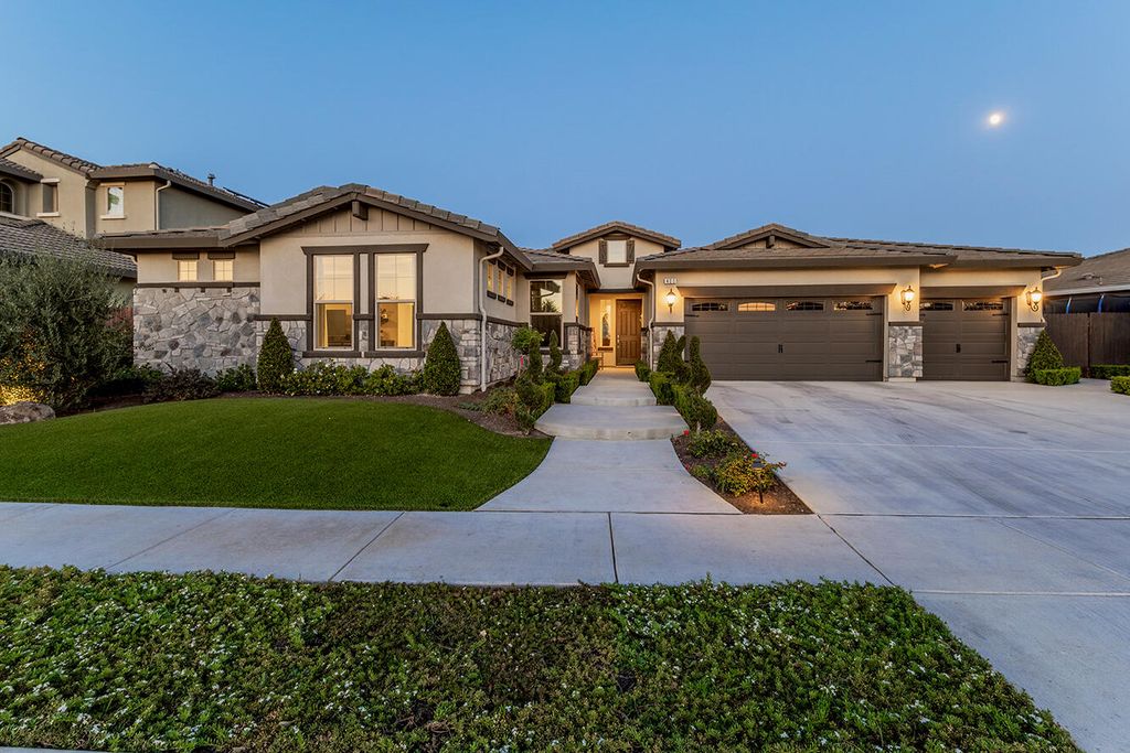 400 Ridge Creek Estates Way, Dinuba, CA 93618