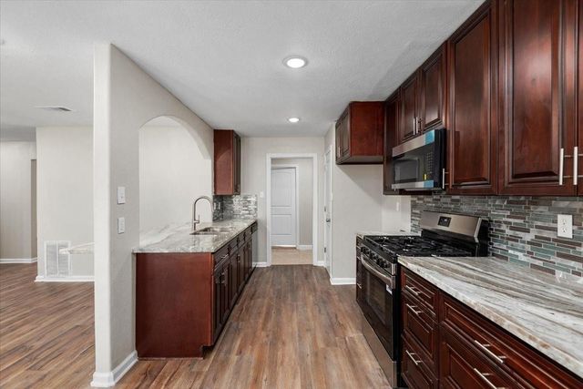 112 Grantham Road, Baytown, TX 77521