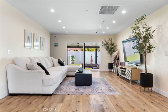 6952 Cozycroft Avenue, Winnetka, CA 91306