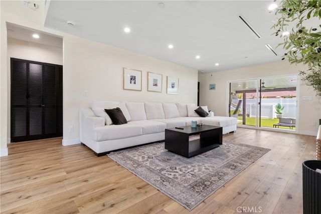 6952 Cozycroft Avenue, Winnetka, CA 91306