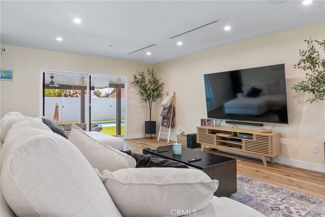 6952 Cozycroft Avenue, Winnetka, CA 91306