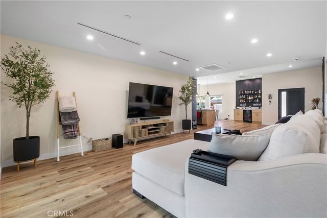 6952 Cozycroft Avenue, Winnetka, CA 91306