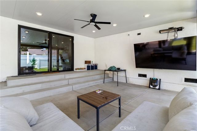 6952 Cozycroft Avenue, Winnetka, CA 91306