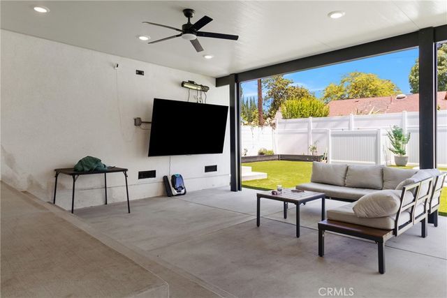 6952 Cozycroft Avenue, Winnetka, CA 91306
