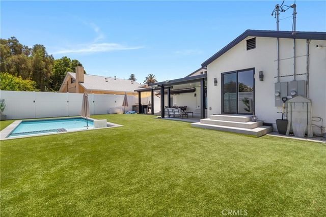 6952 Cozycroft Avenue, Winnetka, CA 91306