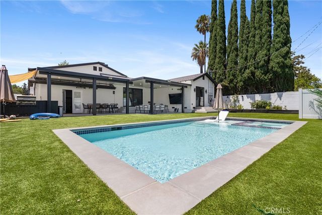 6952 Cozycroft Avenue, Winnetka, CA 91306