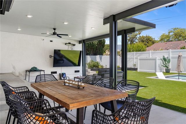 6952 Cozycroft Avenue, Winnetka, CA 91306