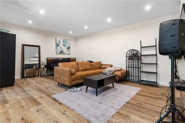 6952 Cozycroft Avenue, Winnetka, CA 91306