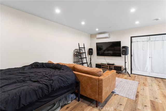 6952 Cozycroft Avenue, Winnetka, CA 91306