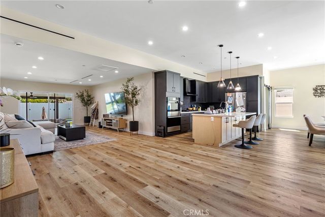 6952 Cozycroft Avenue, Winnetka, CA 91306