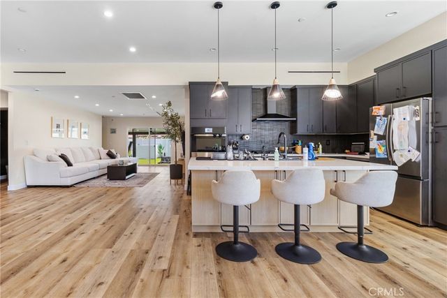6952 Cozycroft Avenue, Winnetka, CA 91306