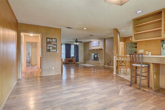 725 S Market Street, Flatonia, TX 78941
