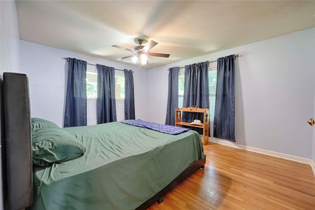725 S Market Street, Flatonia, TX 78941