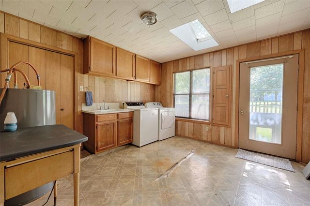 725 S Market Street, Flatonia, TX 78941