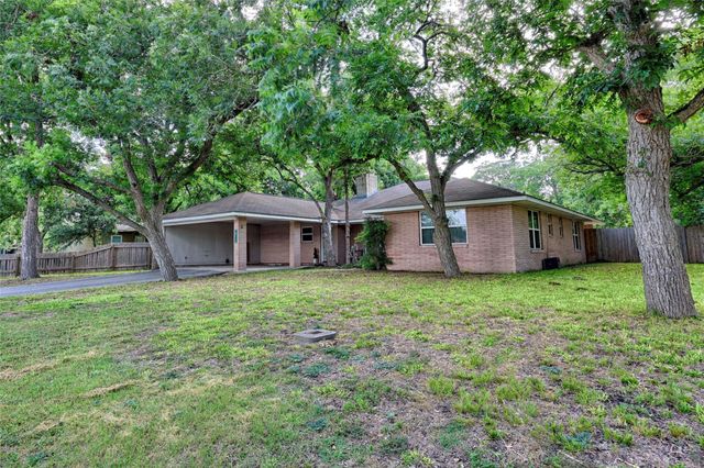 725 S Market Street, Flatonia, TX 78941