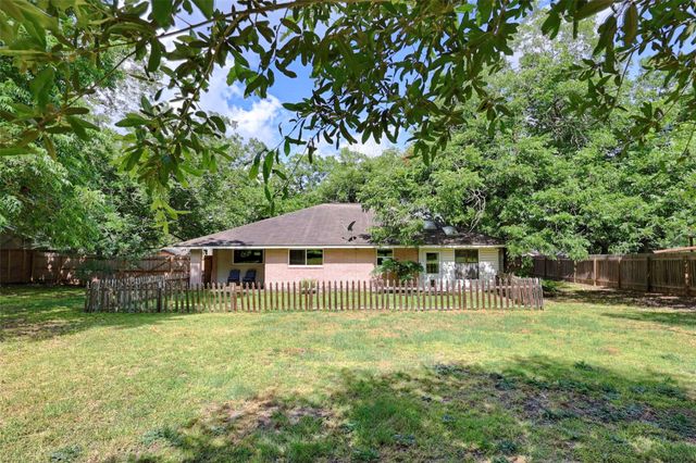 725 S Market Street, Flatonia, TX 78941