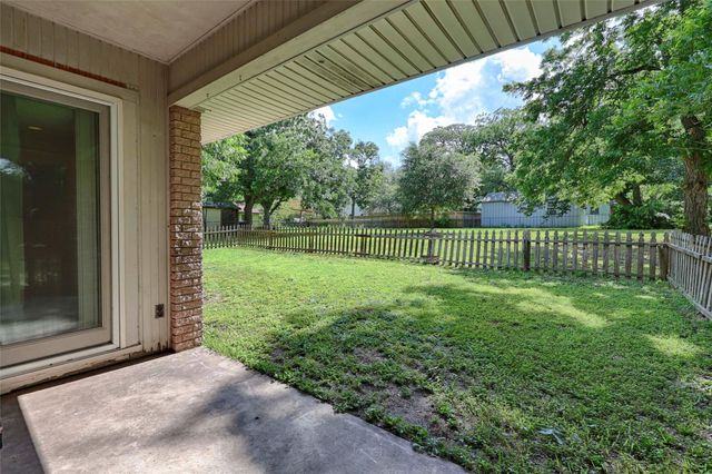 725 S Market Street, Flatonia, TX 78941