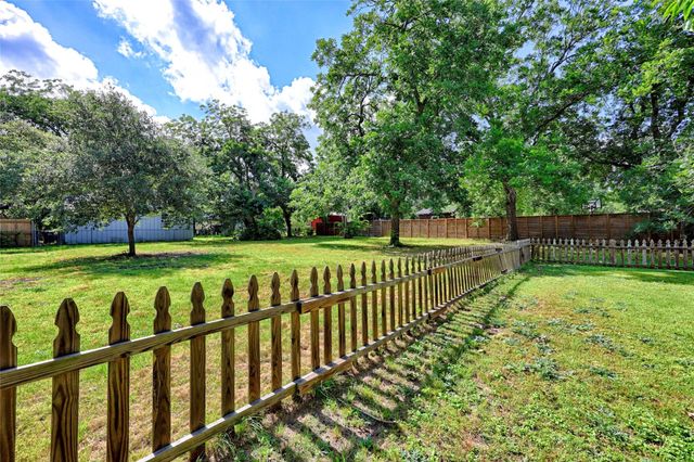 725 S Market Street, Flatonia, TX 78941