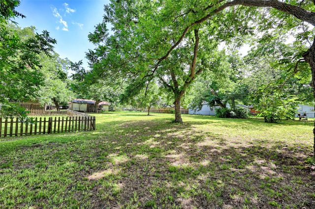 725 S Market Street, Flatonia, TX 78941