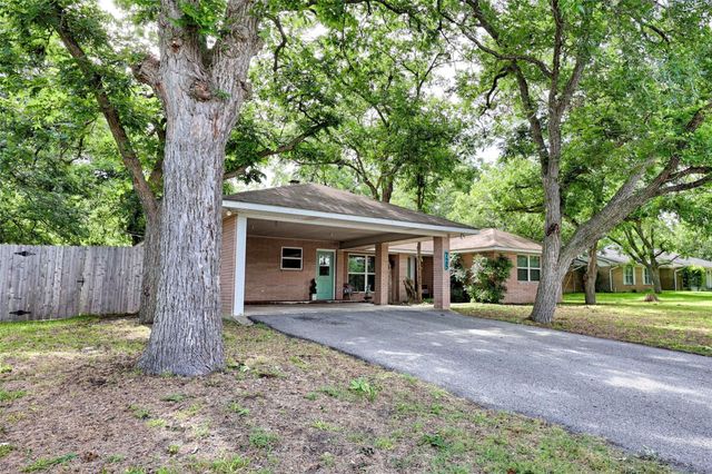 725 S Market Street, Flatonia, TX 78941