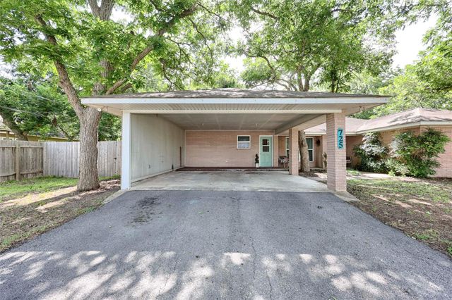 725 S Market Street, Flatonia, TX 78941