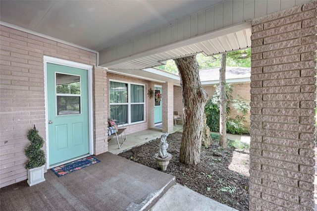 725 S Market Street, Flatonia, TX 78941