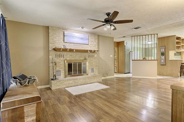 725 S Market Street, Flatonia, TX 78941