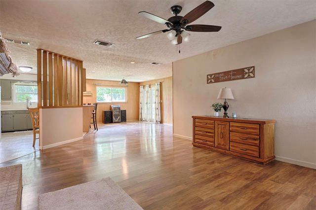 725 S Market Street, Flatonia, TX 78941