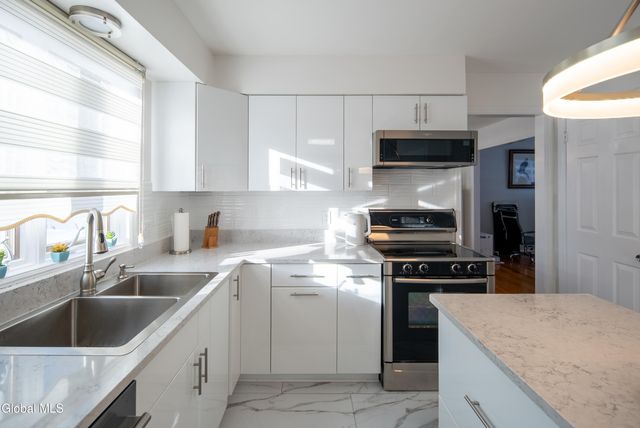 933 E Pine Hill Drive, Guilderland, NY 12303