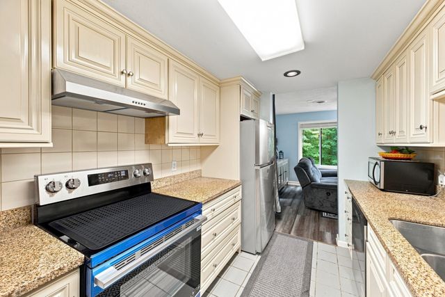 95 Commons Dr 107, Shrewsbury, MA 01545