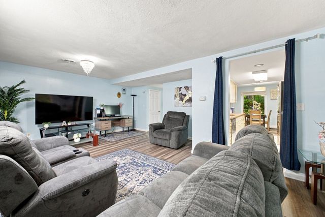 95 Commons Dr 107, Shrewsbury, MA 01545