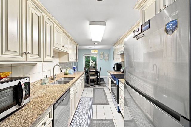 95 Commons Dr 107, Shrewsbury, MA 01545