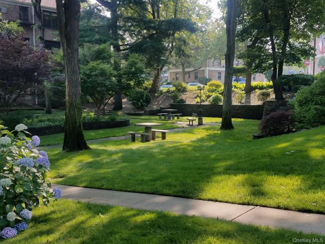 4 West Mill Drive 2F, Great Neck, NY 11021