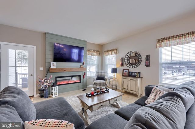 116 VILLAGE DR, Millersville, PA 17551