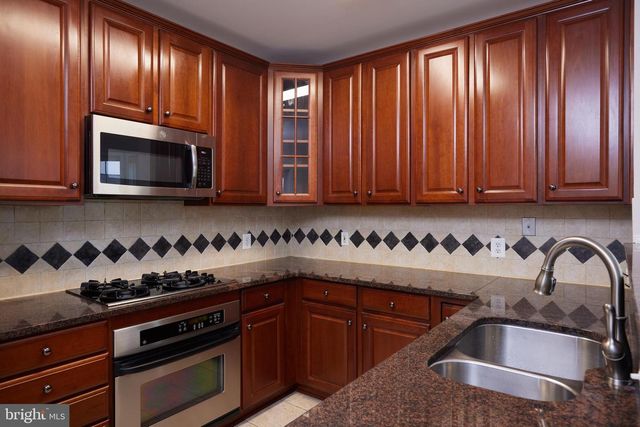 300 KING FARM BLVD #9-305, Rockville, MD 20850