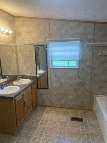 905 Division Road, Albany, KY 42602