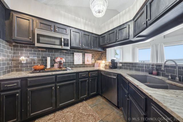 706 Villa Vista Drive, Pryor, OK 74361