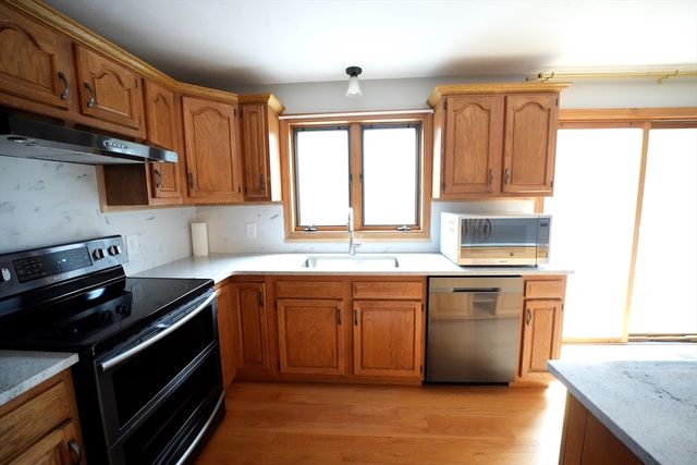 9 Knollwood Dr, Charlton, MA 01507